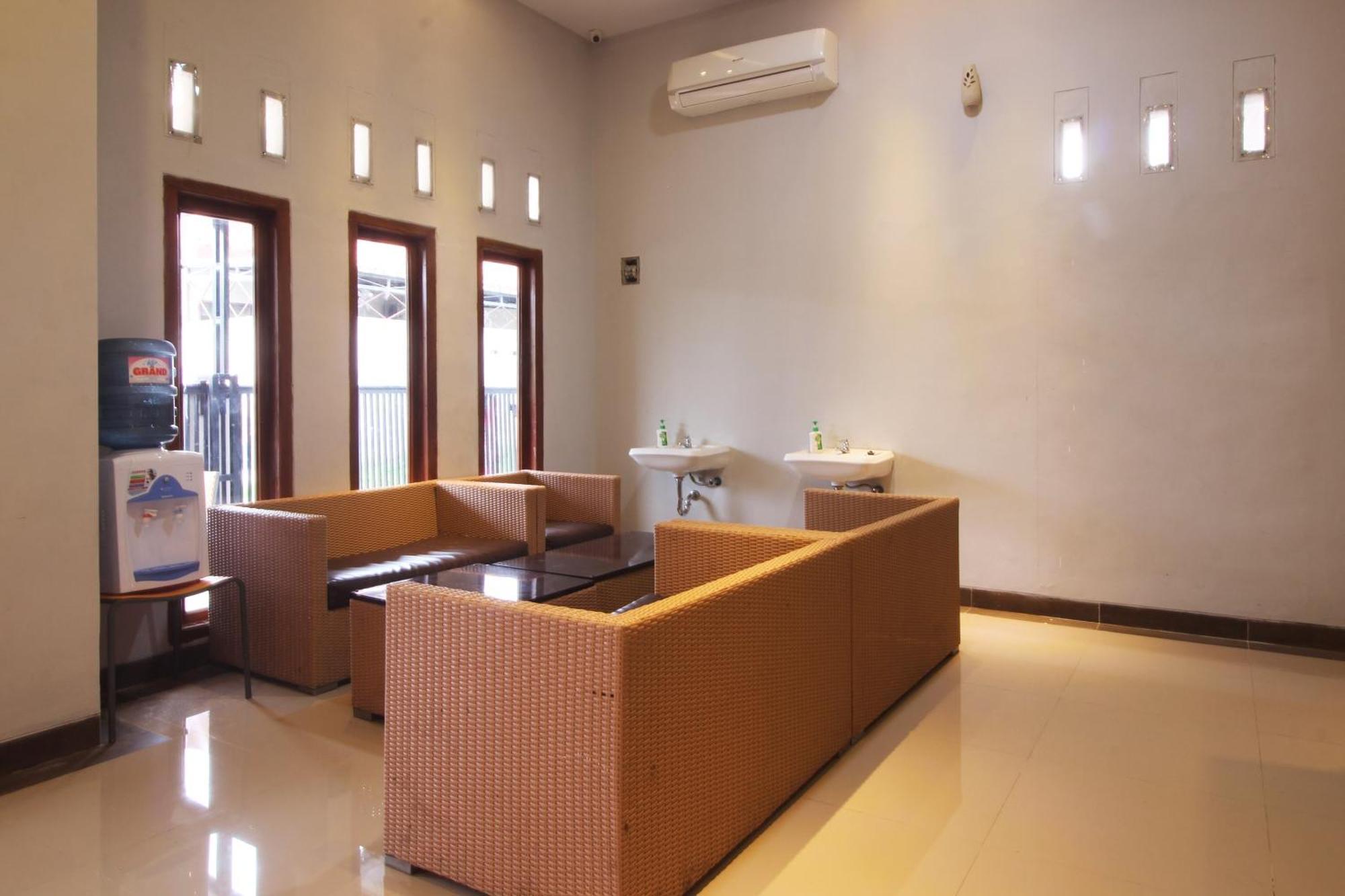 Oyo Life 2273 Pratama Homestay Bandar Lampung Exterior photo